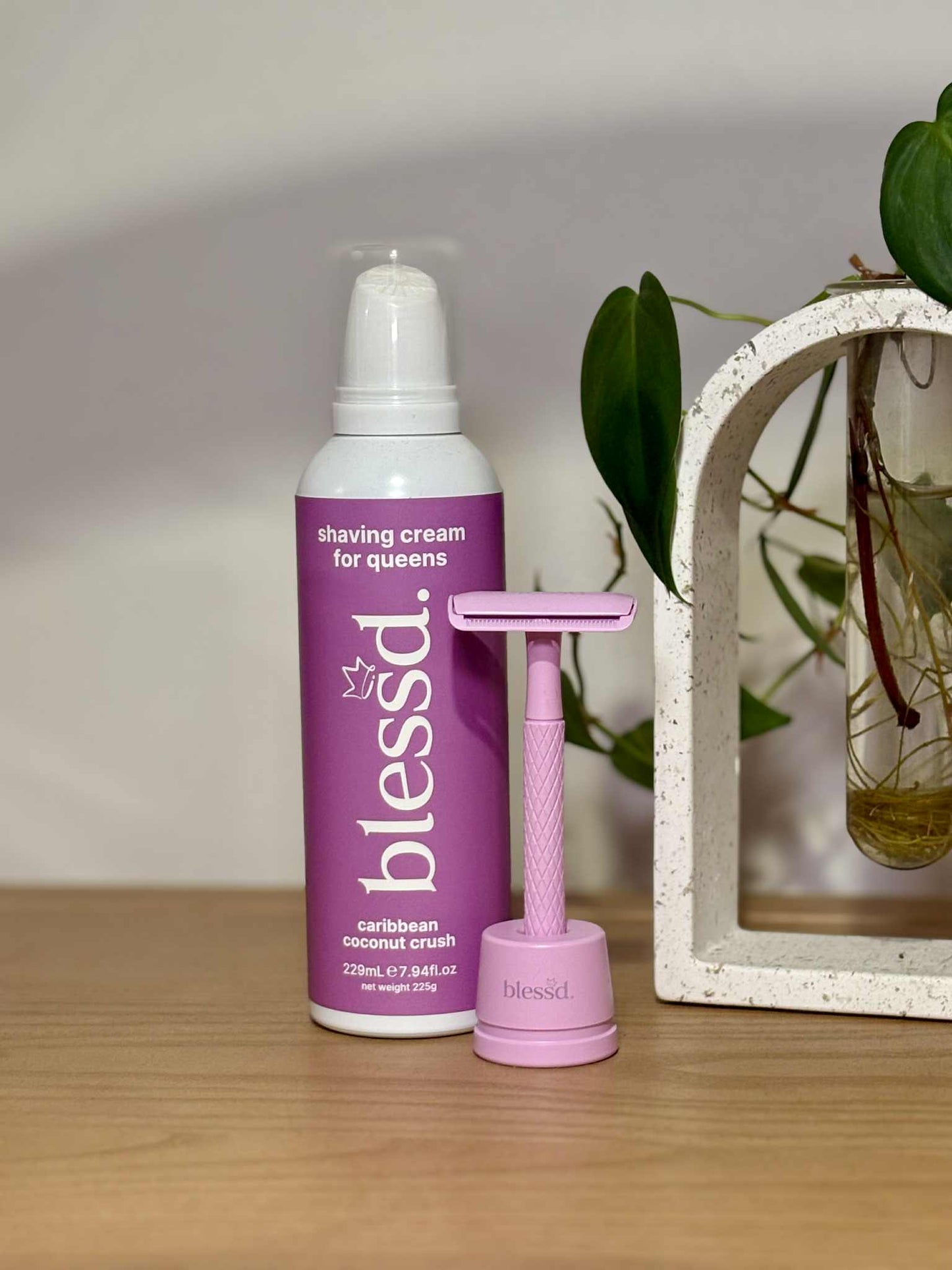 Watch The Throne bundle - shaving cream + boyfriend razor + razor caddy